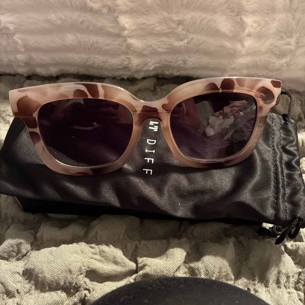 Diff ladies 56mm makay square sunglasses with case - Picture 4 of 7